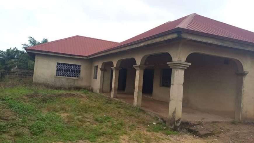 EXECUTIVE 4 BEDROOM, 2 SEPARATE BOYSQUARTERS FOR SALE AT MEDIE