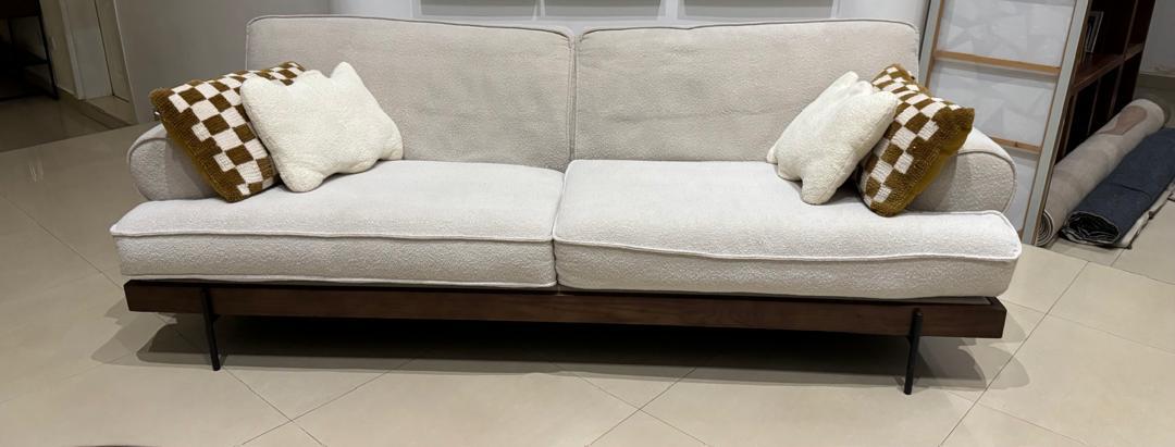Big 4 seater Sofa + 4 pillows